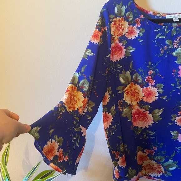 Quarter Bell-Sleeve Floral Blouse - Picture 3 of 4
